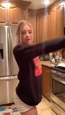 Hot Blonde Jiggling Her Ass In The Kitchen - hclips.com