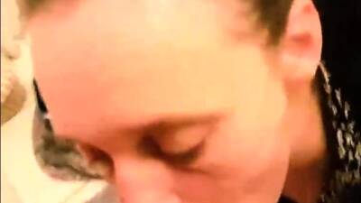 ALINE SUCEUSE ET PISSEUSE - nvdvid.com - France