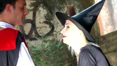 Gina In Spanish Crazy Halloween Threesome With Gina Snake - hclips.com - Spain