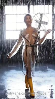 Nude Raincoat Teasing Video Leaked - hclips.com