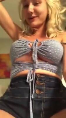 Hottie With Nice Squezzed Titties - hclips.com