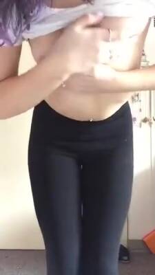Teen In Tight Leggings Strips Down Her Clothes - hclips.com