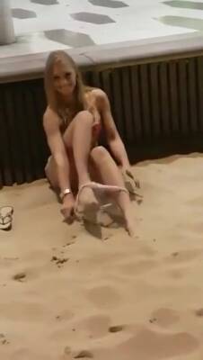 Horny Teen Masturbating At The Beach - hclips.com