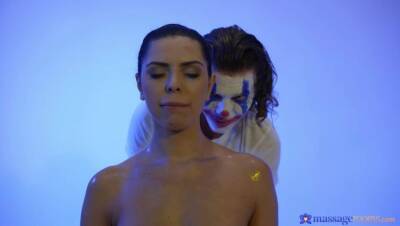 Ricky Rascal - Kira Queen - Joker gives wonder woman a massage - veryfreeporn.com