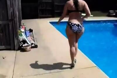 Curvy pawg strips and shakes her big booty underwater - icpvid.com