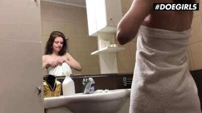 Petite Girl Sienna Kim Masturbates In The Bathtub - sexu.com