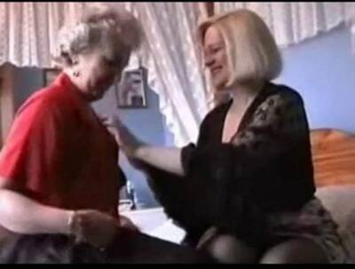 Two lesbian grannies play - sunporno.com