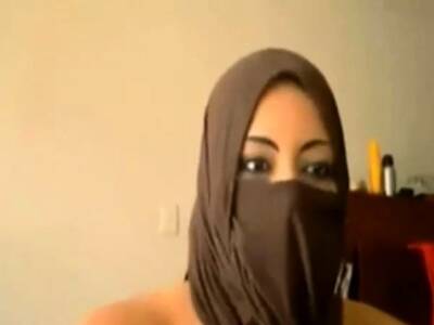 Arab GF flashes her BF on cam - nvdvid.com