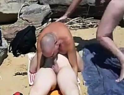 Beach Threesome - icpvid.com