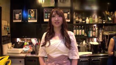 バーを経営するスケベなママさんが客のチンポをつまみ食い - upornia.com - Japan