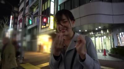 出張マッサージ師の美人JDが全裸の男性客に卑猥な施術をする - upornia.com - Japan