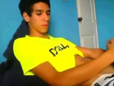 Latino Twink Shows Off When Jerking - drtvid.com