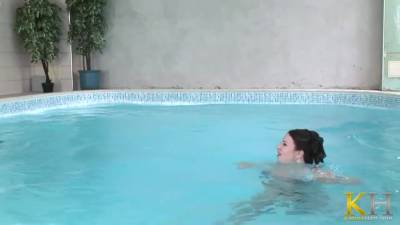 Karina Hart - Everybody In The Pool - upornia.com