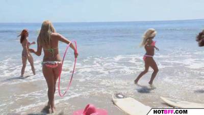 College beauties determine to pound the socorrist guy - sexu.com