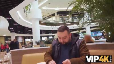 Un uomo incontra il dolce zenzero al centro commerciale e la scopa per soldi - sexu.com - Czech Republic