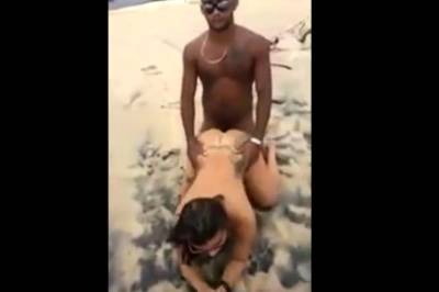 They Take Turns Taking Dick On The Beach - drtvid.com