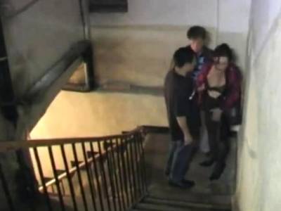 Two guys fuck whore in the entrance - drtvid.com