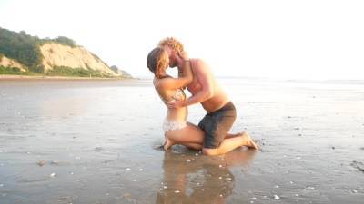 Real Couple Fucks Passionately On A Publi Beach At The Pacific Ocean - hclips.com