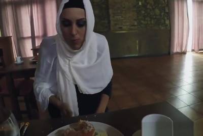 White Girl Muslim And Guy Fucks Hungry Woman Gets Food And Fuck - hotmovs.com