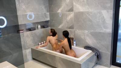 Jenifer Jane And Zuzu Sweet Caught In The Bathtub :-) - hotmovs.com