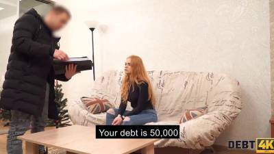 Debt4k. schuldeneintreiber findet die kellnerin und fickt enge rasierte muschi - sexu.com - Russia