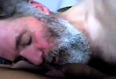 Bearded Daddy Suck and Swallow - drtvid.com