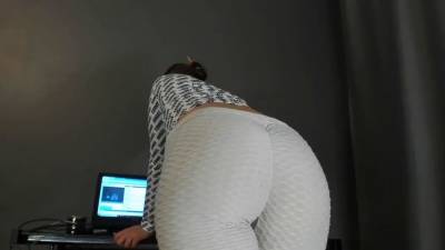 Slim girl shows her gorgeous ass on camera - sunporno.com
