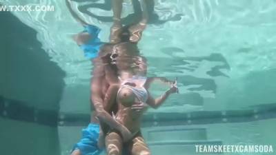 Alexis Monroe - Alexis Monroe In A Pool Day - upornia.com
