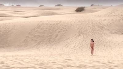 Lady - La Jolie Lady Se Fait Plaisir Dans Le Desert Du Sahara - hotmovs.com