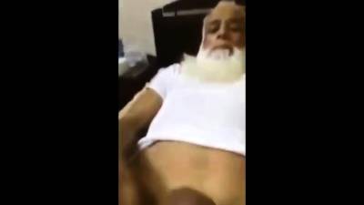 old Arab playing with her dick - drtvid.com