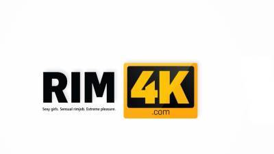 RIM4K. Getting her pictures taken made the babe eat ass - drtvid.com