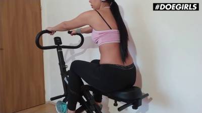 Julia Parker - Sexy Babe Masturbates With Toy After Workout - sexu.com