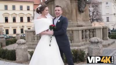 Un Couple Marie Decide De Vendre La Chatte De Sa Mariee A Bon Prix - upornia.com - Czech Republic