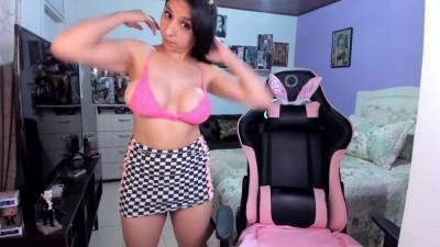 Booty latina twerking and shaking huge boobs - txxx.com
