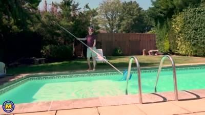 2 Grannies Fuck The Gardener - hotmovs.com