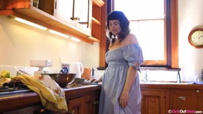 Chubby Housewife Naked Solo In Kitchen - upornia.com