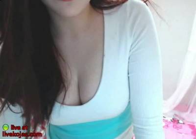 Korean babe showing her lovely tits - pornoxo.com - North Korea