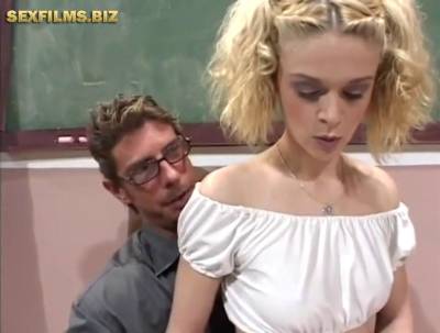 Scoolgirl's sex lesson in the classroom - sunporno.com