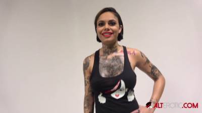 Interview with busty tattooed cutie Genevieve Sinn - sexu.com