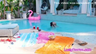 Wet Poolside Threesome With Horny Girlfriends - upornia.com