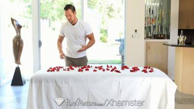 Massage on bed of roses for Kiera King - sexu.com