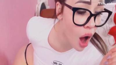 Nerdy Slut Toys Her Mouth And Pussy - hclips.com