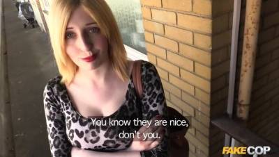 Slut Gets Fucked By Cop In Her Flat - veryfreeporn.com