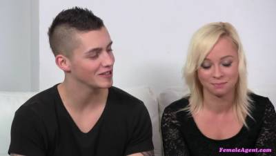 Nervous Boyfriend Watches As Hot Blonde Agent Makes His Girlfriend Cum - porntry.com