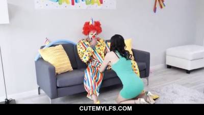 Brunette Blowjob - Hot-MILF Alana Cruise hires a clown for her birthday and got surprise when the horny clown gave her an awesome birthday sex - sexu.com