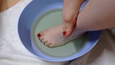 My Feet Pampering In Oil - hclips.com