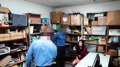 LP officers shared a shy teen shoplifter - nvdvid.com