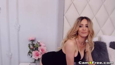 Pretty Chick Plays Her Sweet Pussy - fetishpapa.com