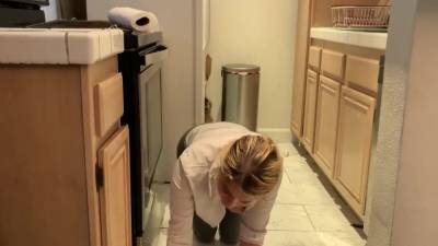 Erin Electra - Erin Electra - Stepmom Is Horny And Stuck In The Oven - hclips.com