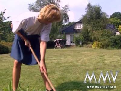 Amateur Female Gardener Gets Pounded Outdoors - hclips.com